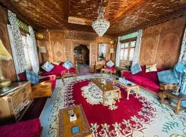 Maharaja palace houseboat