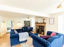 OLD BANK HOUSE - Perfect Getaway for Friends & Families