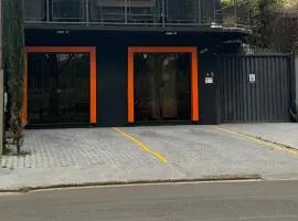 Studio com quarto e banheiro em frente ao Parque do Lago Acomoda até 4 pessoas 2 camas