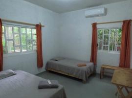 HOUSE FOR RENT WITH 2 ROOMS AC and WI-FI LOCATED IN BARRA DE LA CRUZ, hotel v destinaci Barra de la Cruz