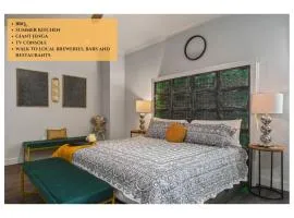 Pool Table, BBQ, Walking Distance to Local Gems