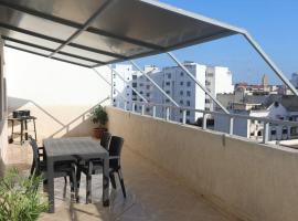 Grand Appartement Rooftop Kenitra, hôtel à Kenitra