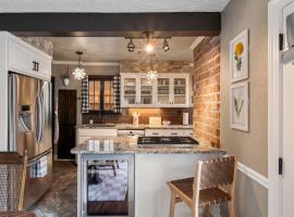 Ivy Cottage w hot tub by HVNLYhomes, מלון בטולסה