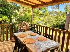 Un toit sur le bassin bungalow