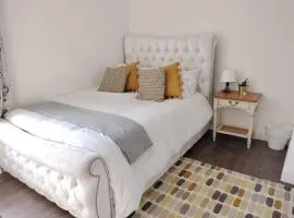 Bright Spacious Double Room, next to Underground Station