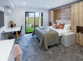Trendy Ground Floor Studio - Central, Cafes