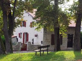 Charmante maison historique avec jardin à Vadelaincourt - Charme, cheminée, et sérénité - FR-1-585-67, Hotel in Vadelaincourt