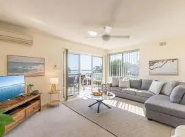 Yarramundi, 4,47 Magnus Street - air conditioned unit with air con, wi-fi, water views and close to town