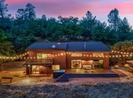 Yosemite Sunrise House with hot tub/views/game room!