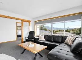 The Residential Retreat-Sleeps 15-Close to Shops