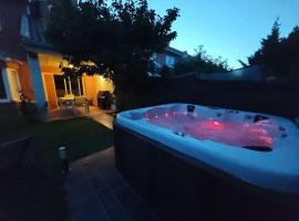 Marel Valladolid，Aldeamayor de San Mart&iacute;n的附設泳池的飯店