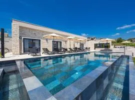 Villa Andrea Double or Twin Rooms with pool, balcony and parking