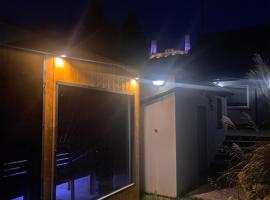 Domek z ogródkiem - sauna dla gości, hotel em Chęciny