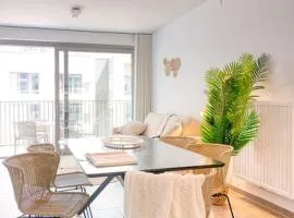 5-Guest Retreat Steps from Ostend Beach