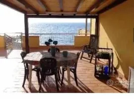 Casa con terrazzo e scala diretta sul mare