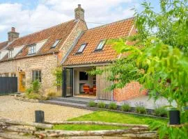 Monarc House - Sleeps 2 by Big Skies Estates