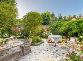 The Garden Lodge Luxury Home Private Garden and Jacuzzi in the centre