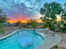 Lazy H Bar Desert Outpost Ranch House with Pool and Hot Tub, hotel u gradu 'Tucson'