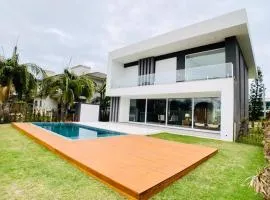 Casa de Luxo Decorada no Condomínio La Plage