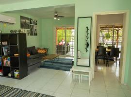 Elite family holiday villa with playground & Play Ship, hotel a Klorakas