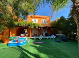 Elite family holiday villa with playground & Play Ship, hotel a Klorakas