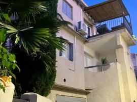 Maison de village avec balcon rooftop, hotel v destinaci Maillane