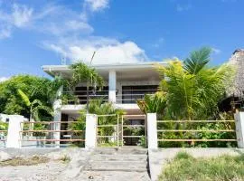 Amahula Beachfront Apartment, Oceanview and Terrace