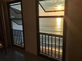 Apartamento na avenida da praia Martim de Sá com vista infinita pro mar em todos os cômodos.No 3o. quiosque próximo a prainha.Sinta-se na praia ouvindo o barulho das ondas e música dos quiosques.Com piscina adulto e infantil.