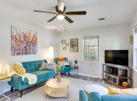 Dandys Getaway with Fire Pit and Yard in Henderson, hotel a Henderson