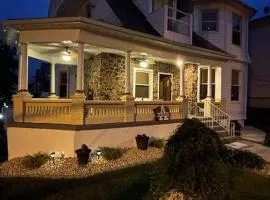 Lovely Victorian Home with Bed and Breakfast Energy