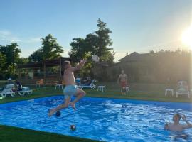 Pensiunea Paradiso Sarinasuf，穆里吉奧爾的附設泳池的飯店