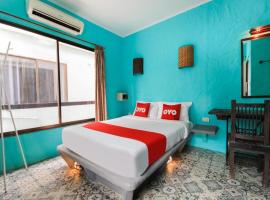 OYO 1103 Pirates House Hotel, hotel com estacionamento em Phi Phi Don