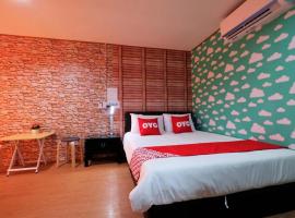 OYO 503 Phuket Numnoi, hotel sa Surin Beach