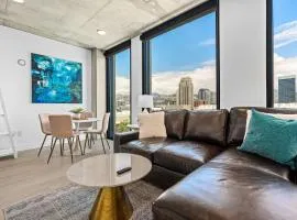 Downtown views! Amazing pool gym hottub Luxury apt