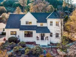 Yosemite Country House sleeps 20 w/ hot tub, firepit, bonus studio