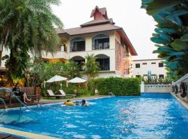 PhoomThai Garden Hotel, hotel con pileta en Phrae