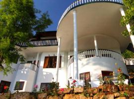 The Hideaway Hotel, hotel in Egodagama