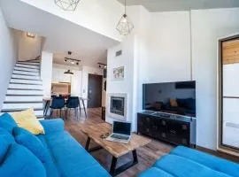 Alpin Penthouse 2 Bedroom with Fireplace and Mountain View