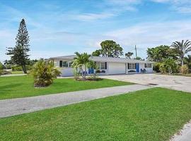 699 BEACH OASIS,WALK,BIKE TO BEACH, FENCED BACKYARD, Large Driveway, hotel en Naples