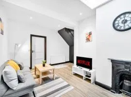 MODERN DUPLEX APARTMENT LOCATED NEAR CITY CENTRE with FREE PARKING, WI FI & NETFLIX BY AI ESTATE GROUP
