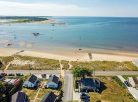 Across from Mayo beach walk to downtown, hotel em Wellfleet