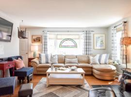 5 Min to Beach Yard w Fire Pit, hotel in Wellfleet