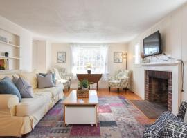 15556 - Walk to Skaket Beach or Bike to Rail Trail w Outdoor Shower SUP Board Ping Pong Table, Hotel in Orleans