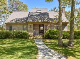 Waterfront on Pond w Private Beach, hotel em Chatham