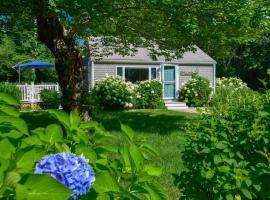 Less Than 1 Mile to Beach with Custom Fire Pit, villa en Brewster