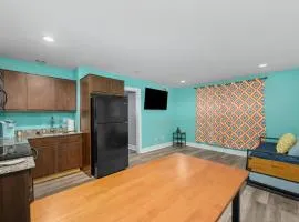 Convenient 1BR Unit Close to Shopping & Dining