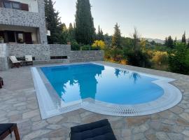 &Pi;&omicron;&lambda;&upsilon;&tau;&epsilon;&lambda;ή&sigmaf; &Kappa;&alpha;&tau;&omicron;&iota;&kappa;ί&alpha; &sigma;&tau;&eta;&nu; &Alpha;&mu;&phi;ί&kappa;&lambda;&epsilon;&iota;&alpha;, villa em Amfikleia