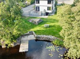 Holiday house by riverside with sauna and hottub，位于Moholm的酒店