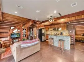 RUSTIC ARMADILLO CABIN with VIEW BY HIDDEN FALL PARK, Fenced yard for Dogs