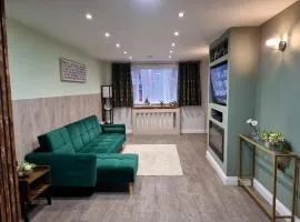 2 Bedroom, sleep 6 Beds in London , Sleep 6 in Tooting by ZAFTASTIC